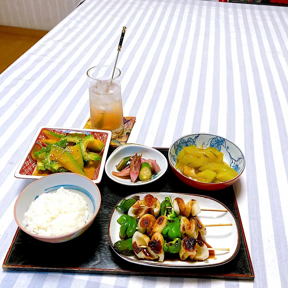 Snapdishの料理写真:grandmaの晩ごはん☆ 今夜はきゅうりの太いのをもらったから餡掛けにカボチャ🎃も頂いたからゴーヤとサラダに…ちくわとピーマン🫑で焼き鳥風に…青じそジュースで頂きます|kaoriさん