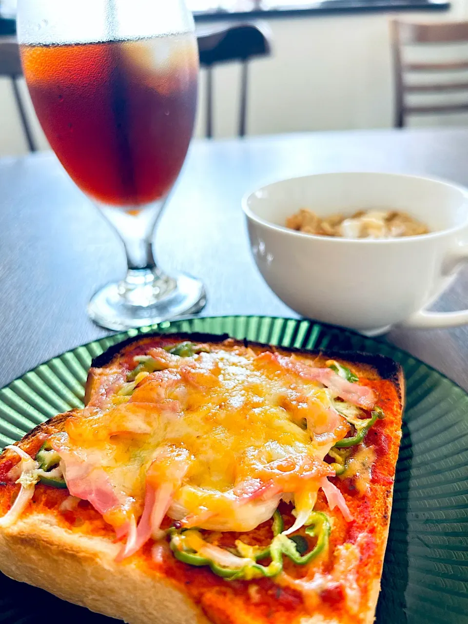 Snapdishの料理写真:遅めの朝食ピザトースト|やっちさん