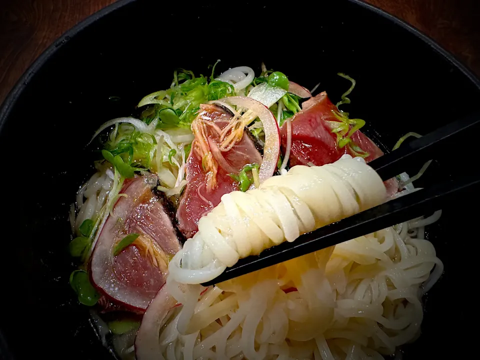 Snapdishの料理写真:生鰹の藁焼きタタキそうめん|半田手延べそうめんの店 阿波や壱兆さん