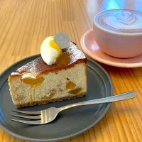 マンゴーチーズケーキとカフェラテ|こなさん