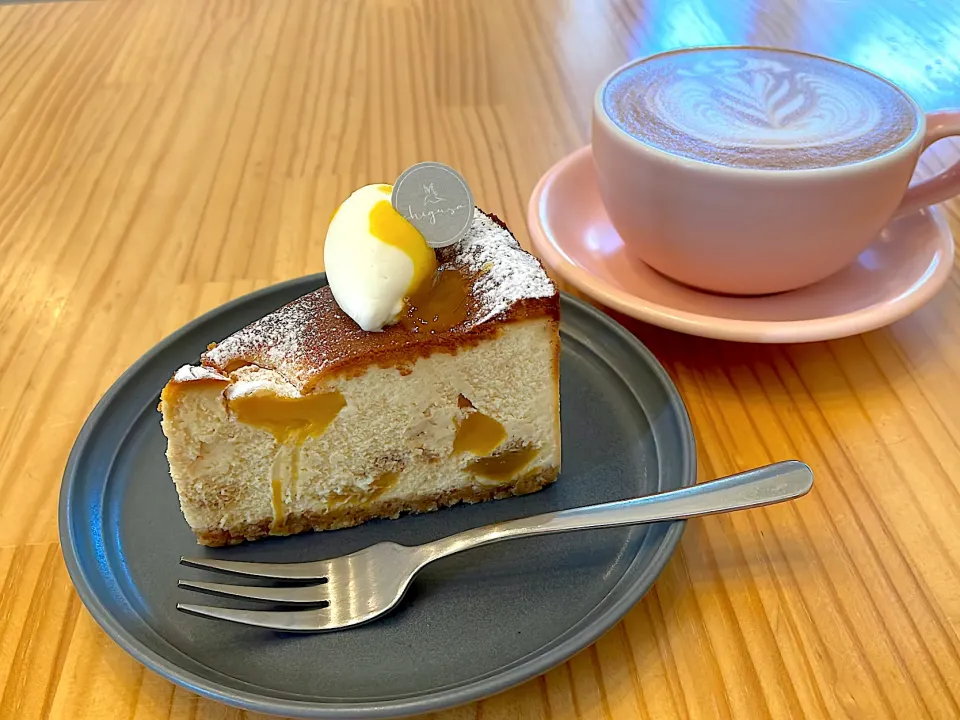 Snapdishの料理写真:マンゴーチーズケーキとカフェラテ|こなさん