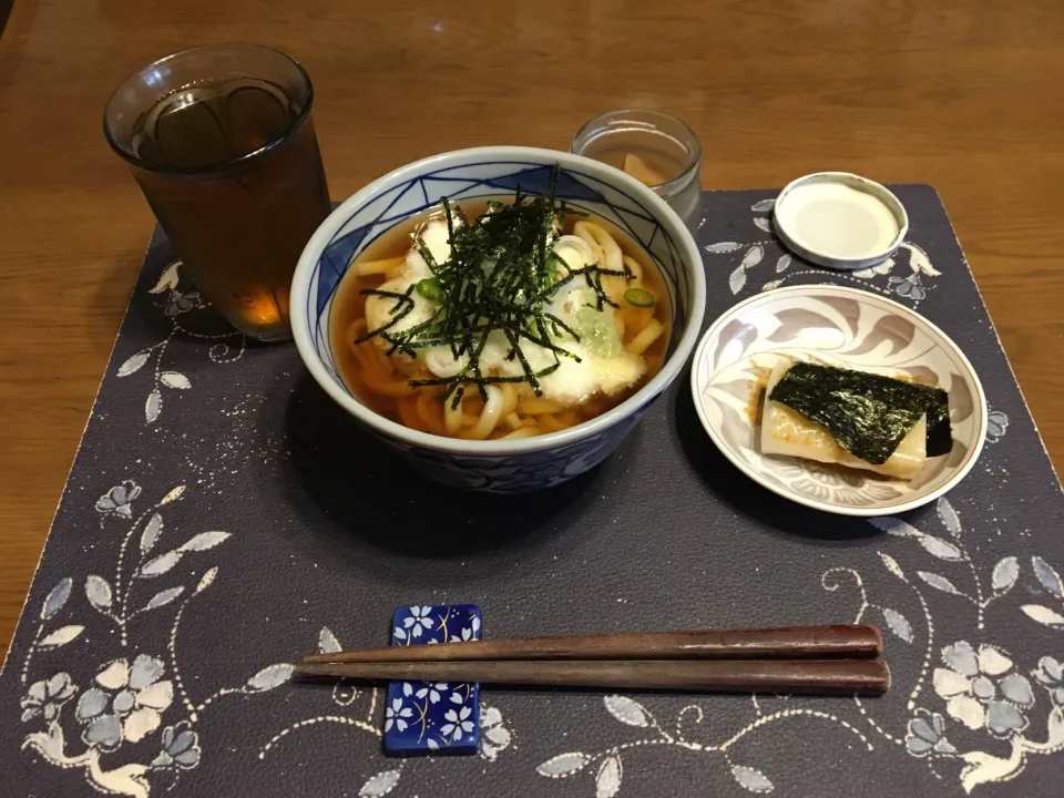 Snapdishの料理写真:冷やしとろろおろしうどん、磯辺餅、沢庵、麦茶(昼飯)|enarinさん