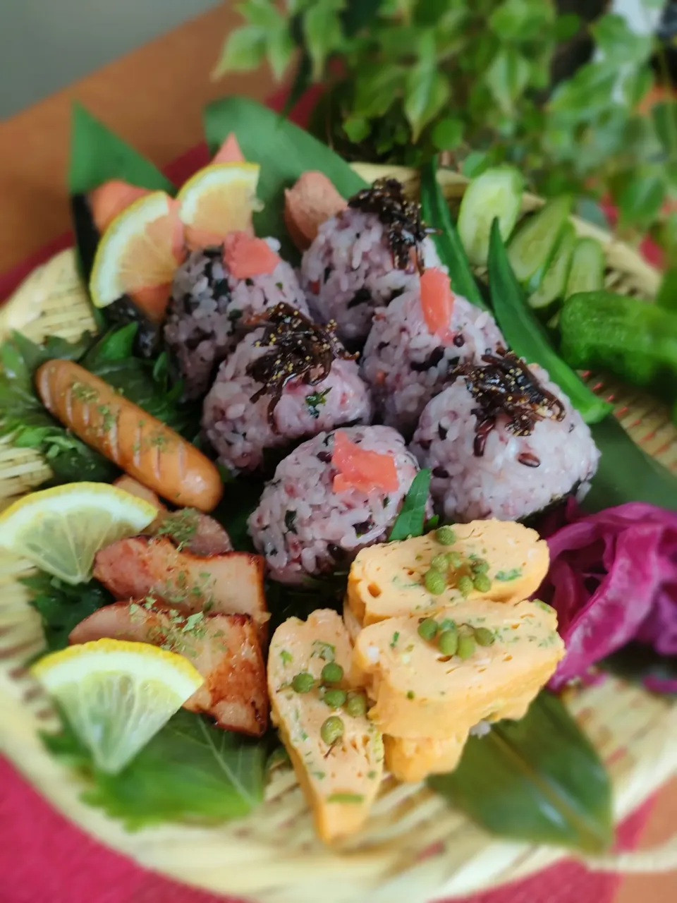 休日のお昼

　おにぎり御膳

美味しくできました✨|ふかふかごはんさん