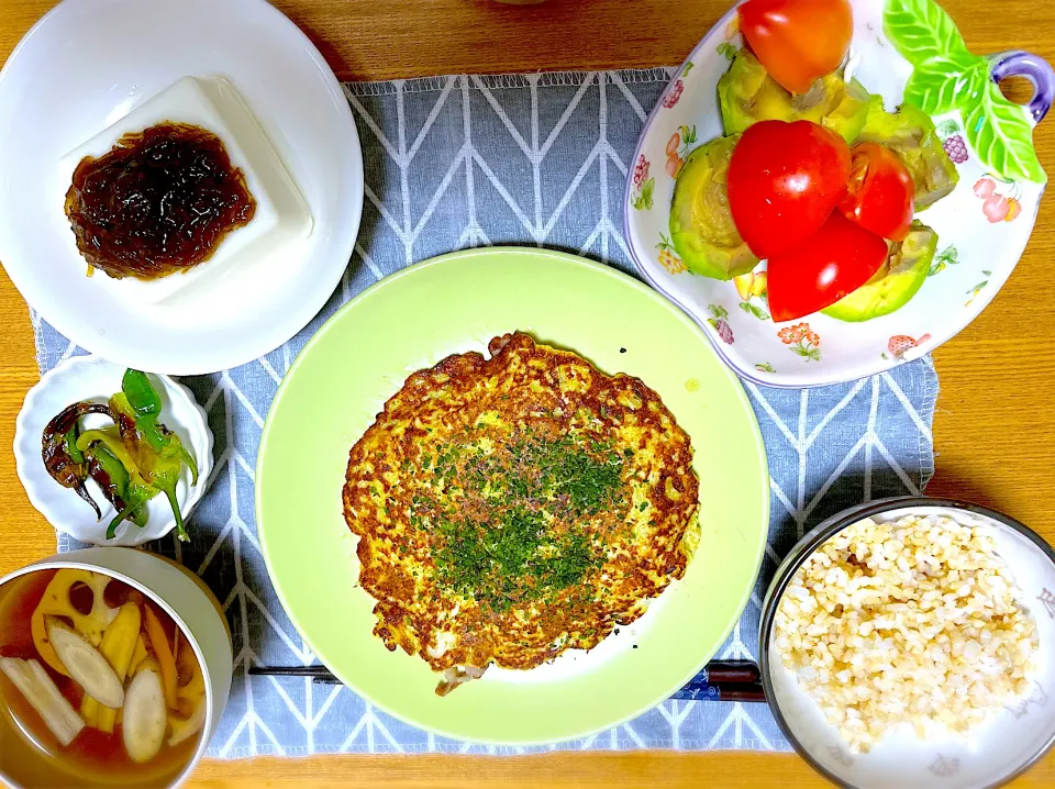 Snapdishの料理写真:今井真実さんのレシピ✾お好み焼き、もずく豆腐、根菜スープ、ししとう焼き、アボカドサラダ🥗🥑|1614さん