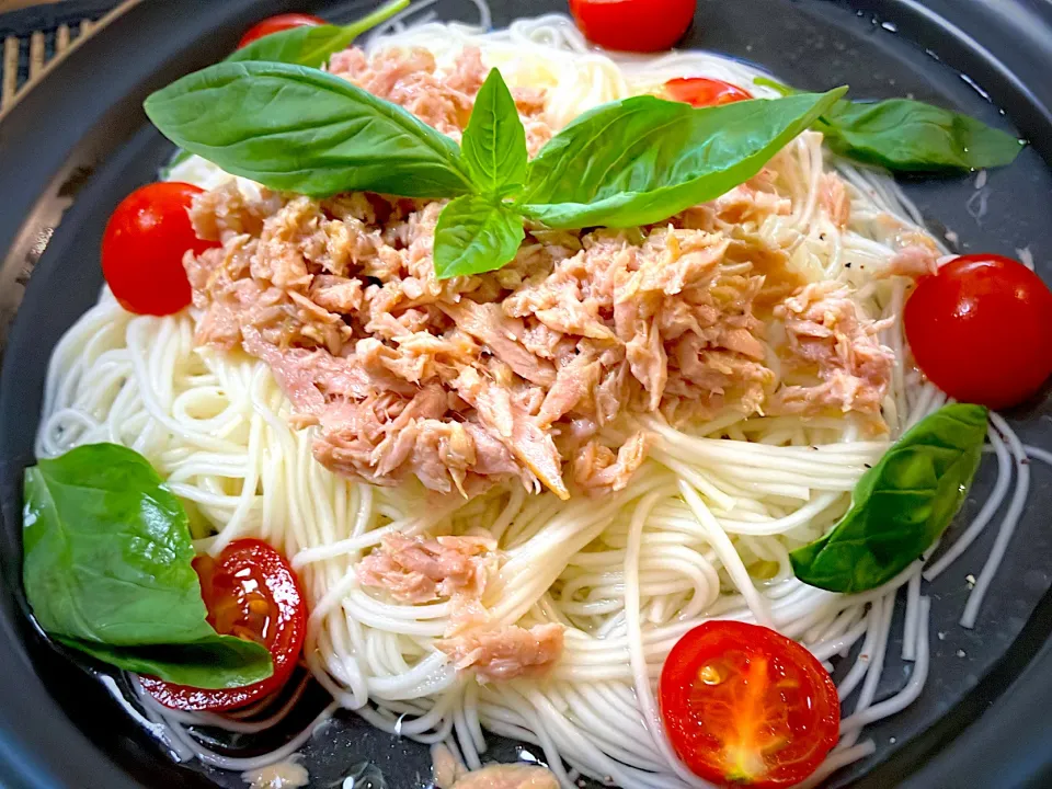 トマトとツナのバジルのそうめん|ヒヨリ飯さん