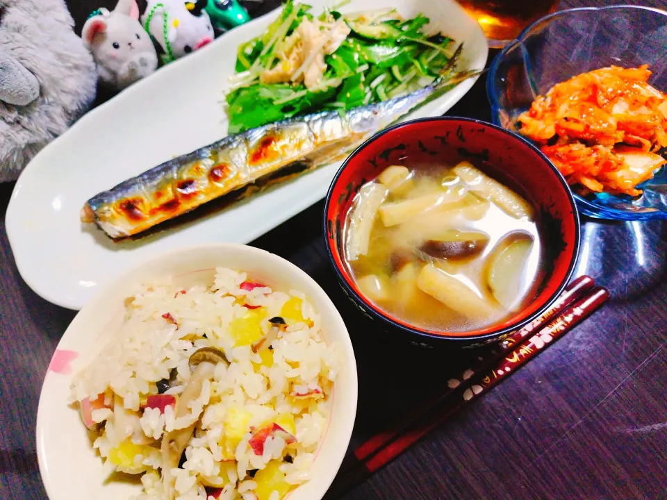 Snapdishの料理写真:さつまいもときのこの炊き込みご飯、ナスと油揚げの味噌汁、秋刀魚の塩焼き、ササミとキュウリのわさび醤油和え、キムチ|サトリさん