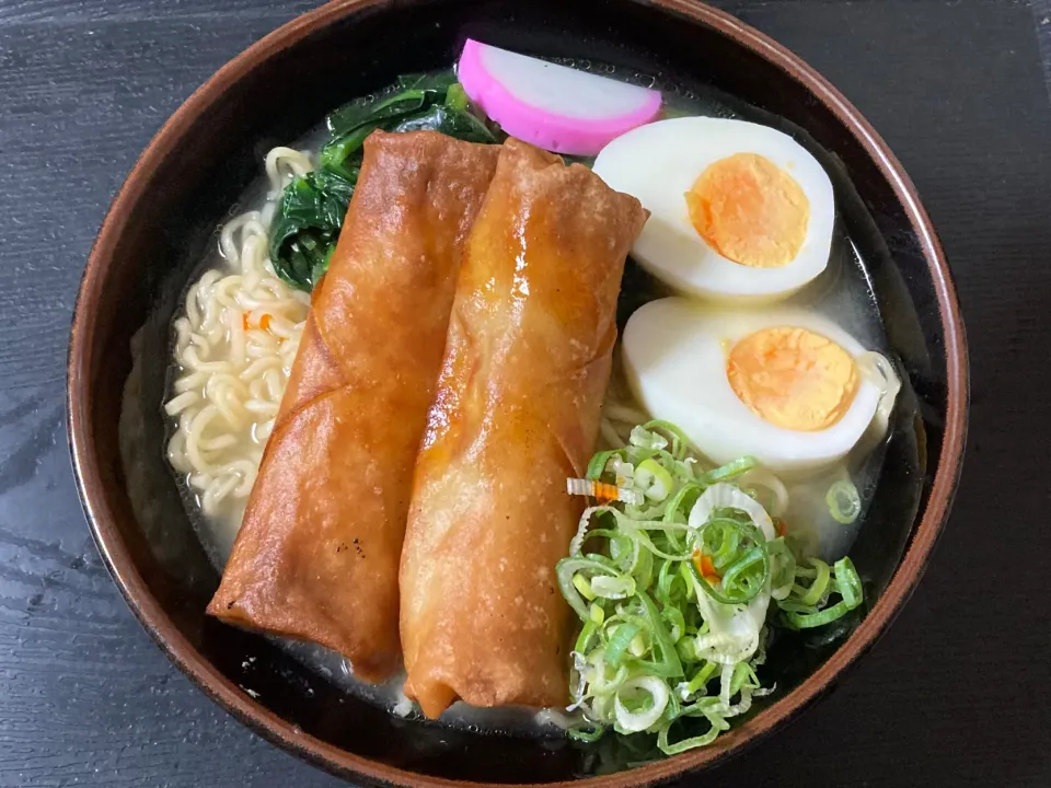 イオンの袋麺で春巻塩ラーメン🍜|まちゃさん