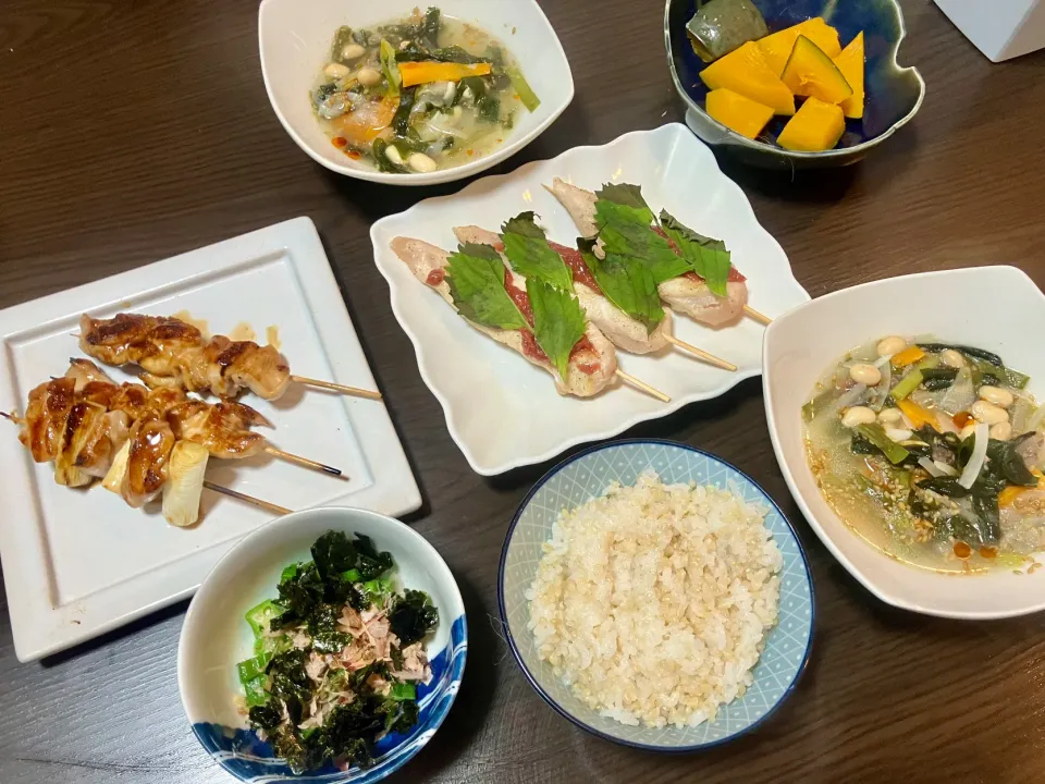 Snapdishの料理写真:⚫︎ササミ梅しそ、鳥串
⚫︎大豆入り中華スープ
⚫︎蒸しかぼちゃ
⚫︎オクラ
⚫︎玄米50%ご飯|tatsuponさん