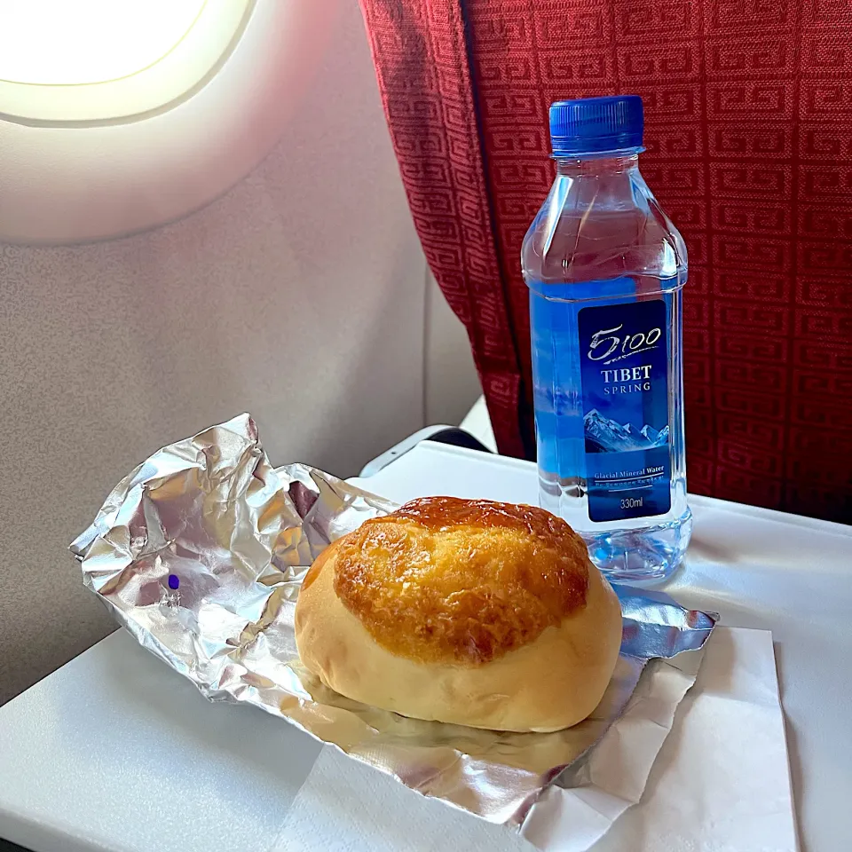 Barbecued pork bun and water|skyblueさん