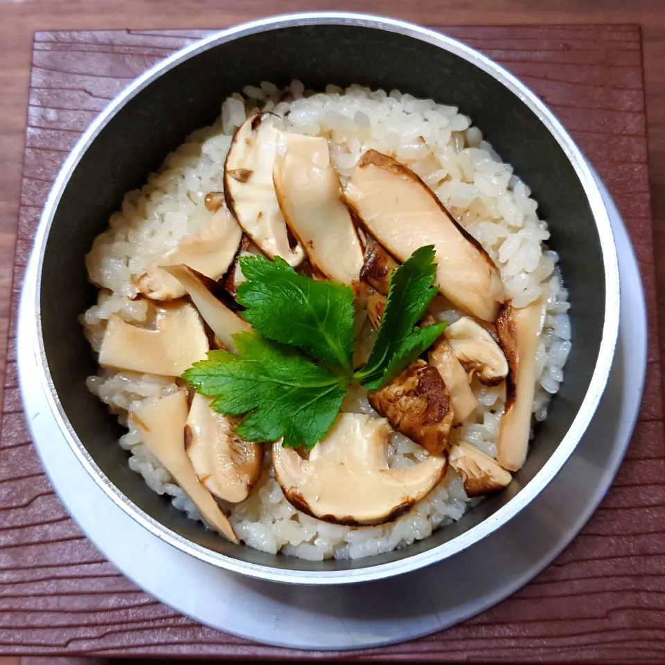 今日の松茸釜めしの具材はシンプルに松茸のみ（あと、飾りに三つ葉）。|Mars＠釜飯作り研究中さん