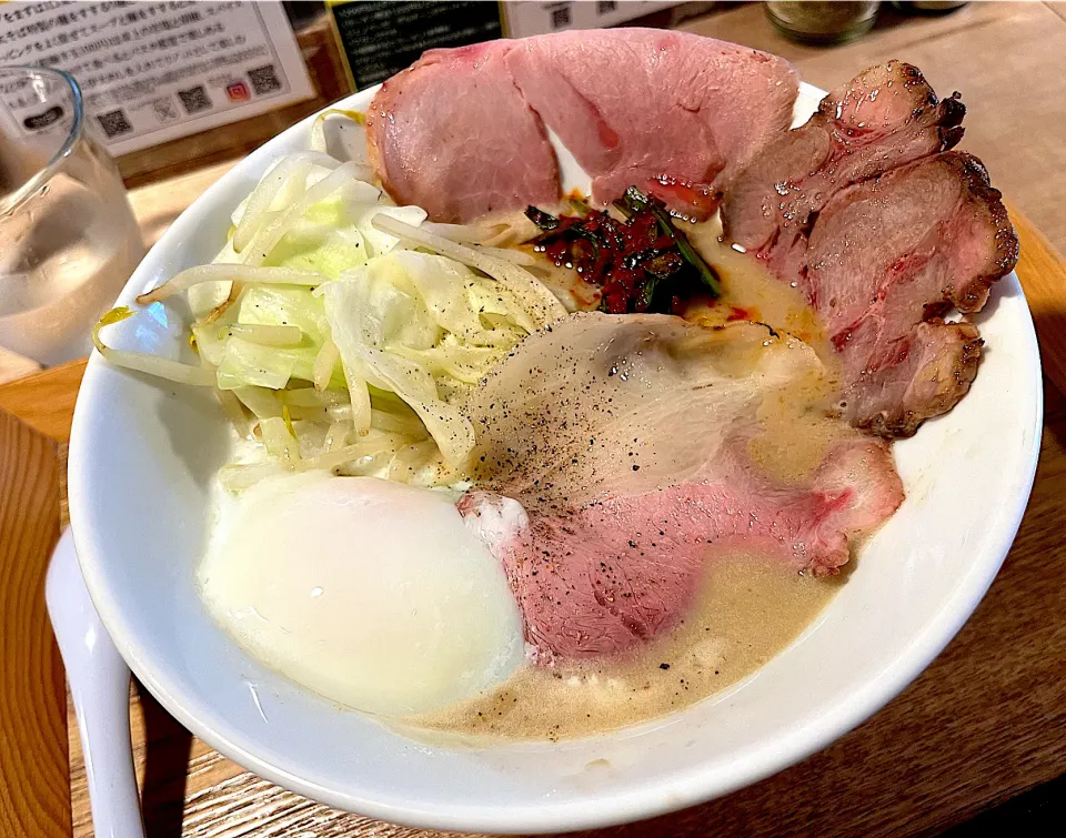 Snapdishの料理写真:🍜3種チャーシューのイタリアン豚骨らぁ麺＋温玉|toshi,I🍴さん