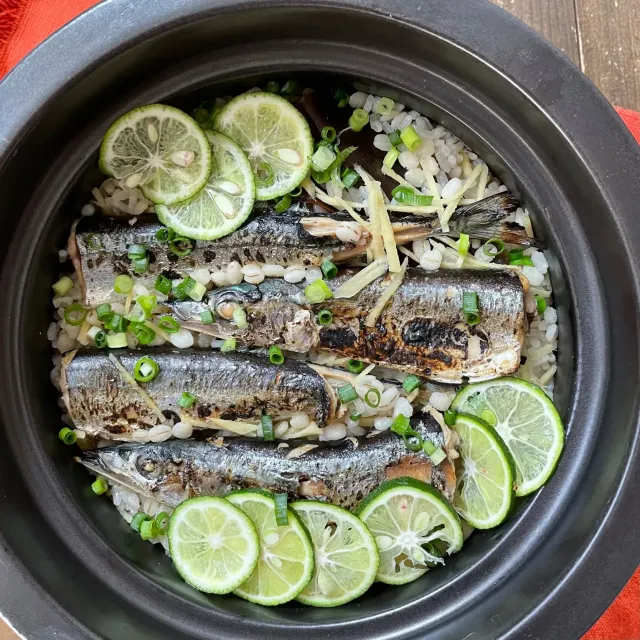 Snapdishの料理・レシピ写真:秋刀魚の土鍋ご飯｜秋刀魚の季節がきましたね〜♪