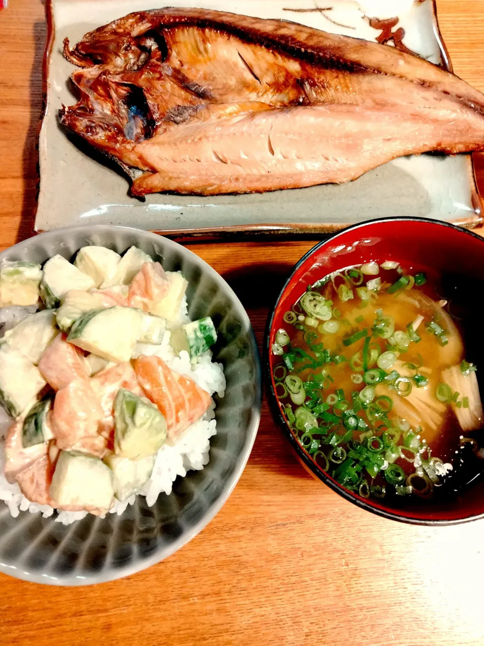 サーモンアボカド丼、ほっけ、みそ汁の和定食|pigmegさん