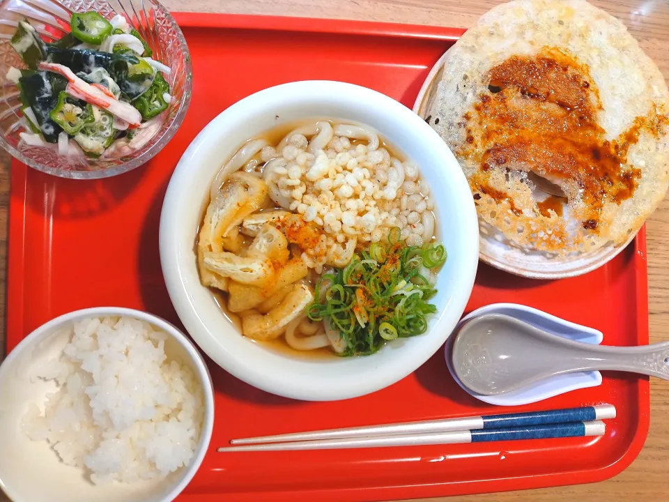 羽根つき餃子　うどん　わかめたっぷりカニカマおくらマヨ|さゆさん