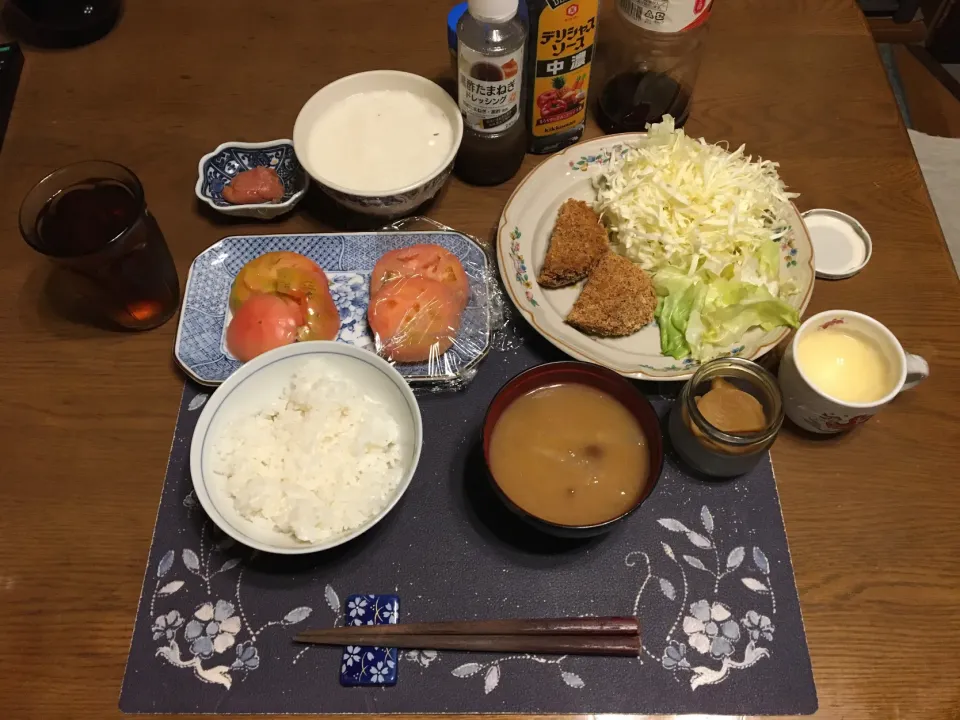 Snapdishの料理写真:ご飯、メンチカツ、コロッケ、千切りキャベツ、レタス、とろろ、トマト、辛子明太子、沢庵、大根となめことカットワカメの味噌汁、トロトロプリン、烏龍茶＆麦茶(夕飯)|enarinさん