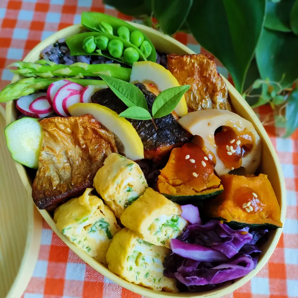 今日のわっぱご飯

アジのソテー弁当
　アジのソテー
　だし巻き玉子
　紫キャベツの甘酢

美味しくできました✨|ふかふかごはんさん