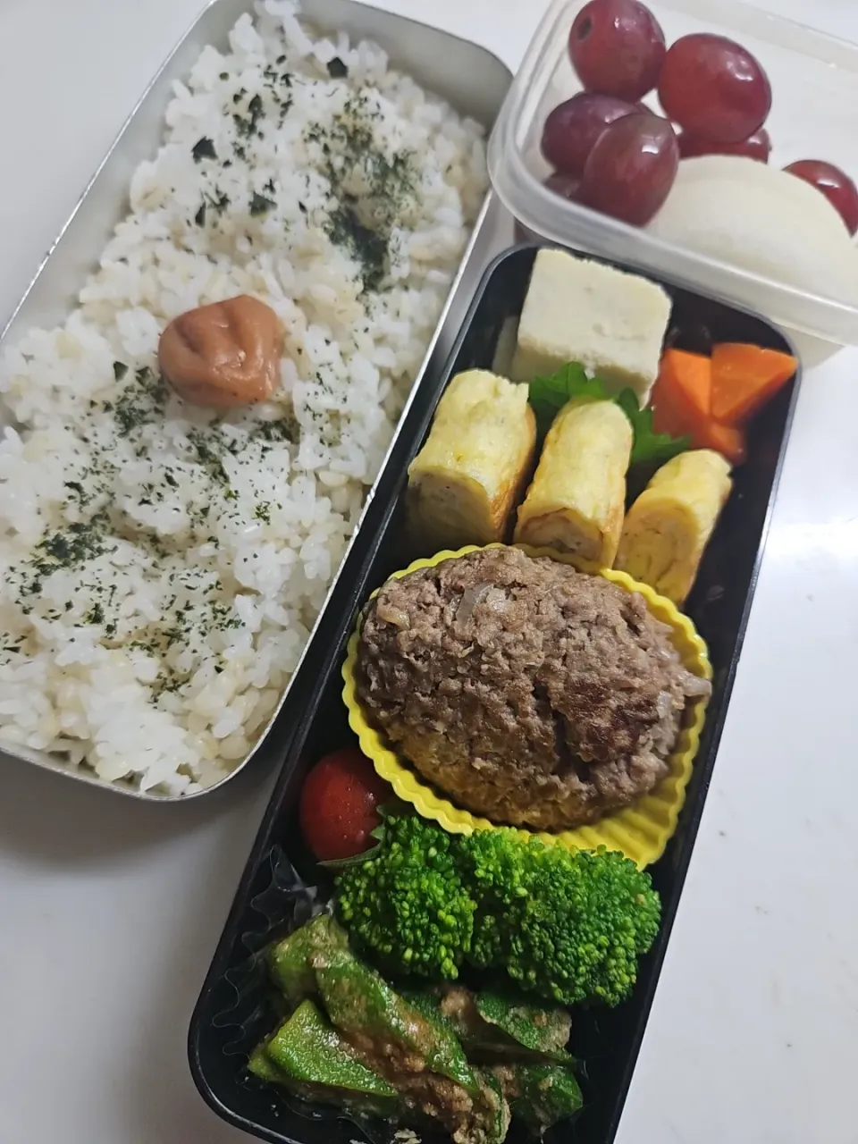 ☆高校生弁当☆若芽梅ごはん、高野豆腐、シラス卵焼き、ハンバーグ、ブロッコリー、ミニトマト、オクラ胡麻和え、梨、ブドウ|ｼｮｺﾗさん