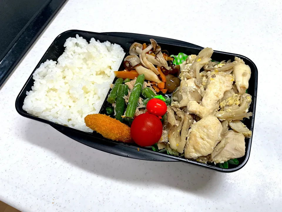 Snapdishの料理写真:9/9 旦那弁当⁂鶏胸肉と舞茸の塩炒め弁当|ゆさん