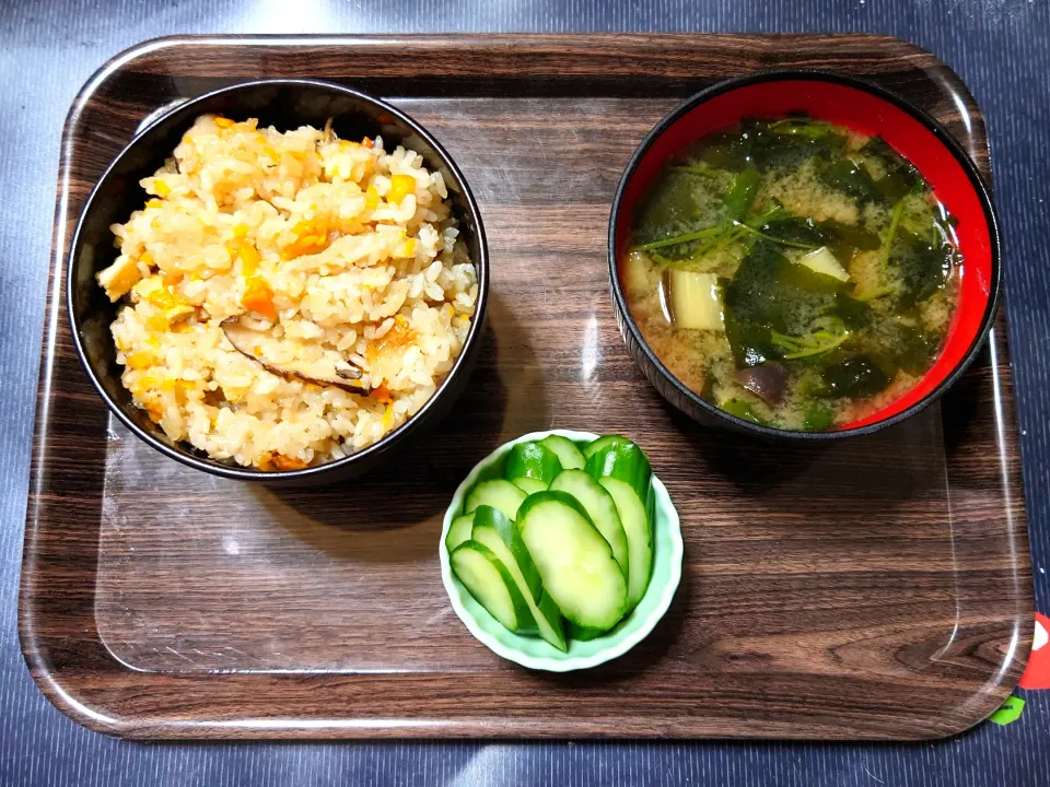 今日の朝ごはん（三目おこわ（椎茸・人参・油揚げ）、なすと三つ葉のみそ汁、きゅうりのぬか漬）
※おこわはうるち米ともち米を半々で炊いています。|Mars＠釜飯作り研究中さん