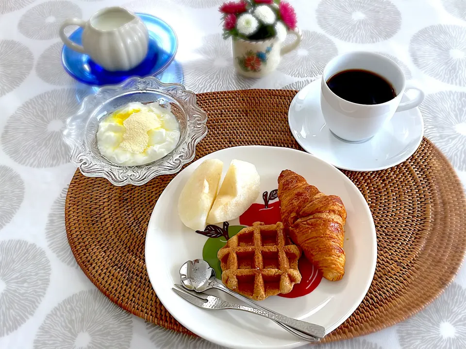 朝ごはん　クロワッサン　りんごのワッフル　梨　ヨーグルト|blue_bird07さん