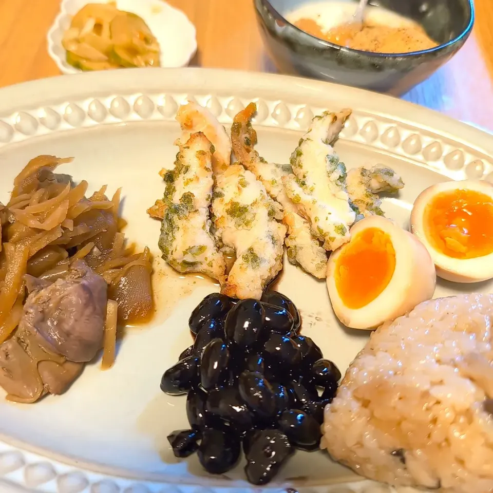 ゆっくりMorning／味付け卵／生姜と玉ねぎたっぷりレバー煮／ささ身の磯辺揚げ／お野菜の黒酢マリネ／黒豆／ヨーグルト　蜂蜜と黒ゴマアーモンドきな粉乗せ／豚肉とキノコ類、生姜の炊き込みご飯🍙|チョコさん