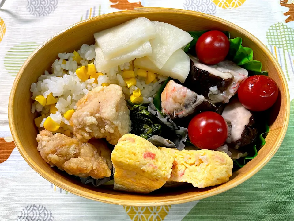 🌽ご飯、椎茸の詰め物、玉子焼き、唐揚げ🍱|なお🅿️さん