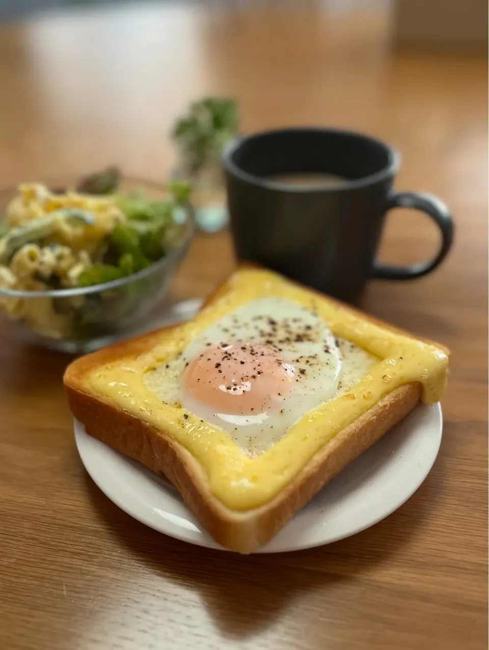 Snapdishの料理写真:9/8の朝食　目玉焼きトースト|yoneさん