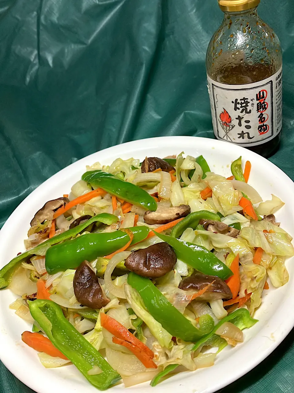 余り野菜🥬のフライパン蒸し炒め 余り野菜🥬を切ってフライパンに入れて蓋して弱火で2分位放ったらかしにしたら出来上がり 味付けはしてなくて、お気に入りの【いろり山賊焼き肉のタレ】をつけながらもぐもぐ( "´༥`"  )|🐈⸒⸒⸒⸒つるのダンス🐈🐾さん