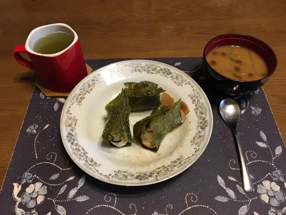 Snapdishの料理写真:おにぎり、沢庵、大根となめことカットワカメの味噌汁、熱い日本茶(朝ご飯)|enarinさん