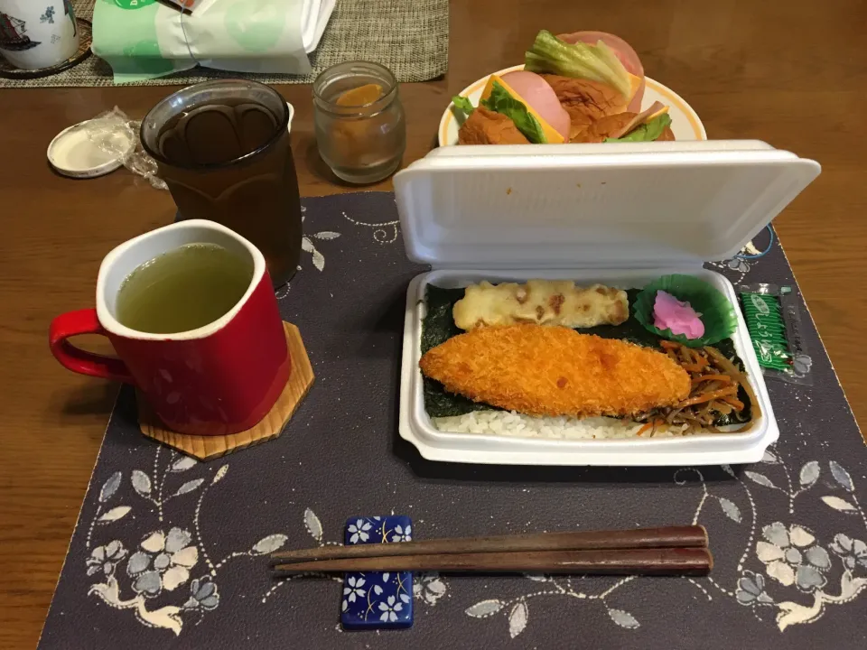 Snapdishの料理写真:のり弁当、ロールパンサンドイッチ、沢庵、熱い日本茶、麦茶(昼飯、どんどん弁当)|enarinさん