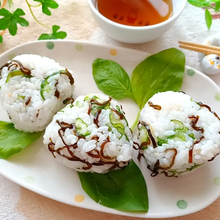 Snapdishの料理写真:みったんさんの料理　塩昆布とキュウリのおにぎり|小豆🌼さん