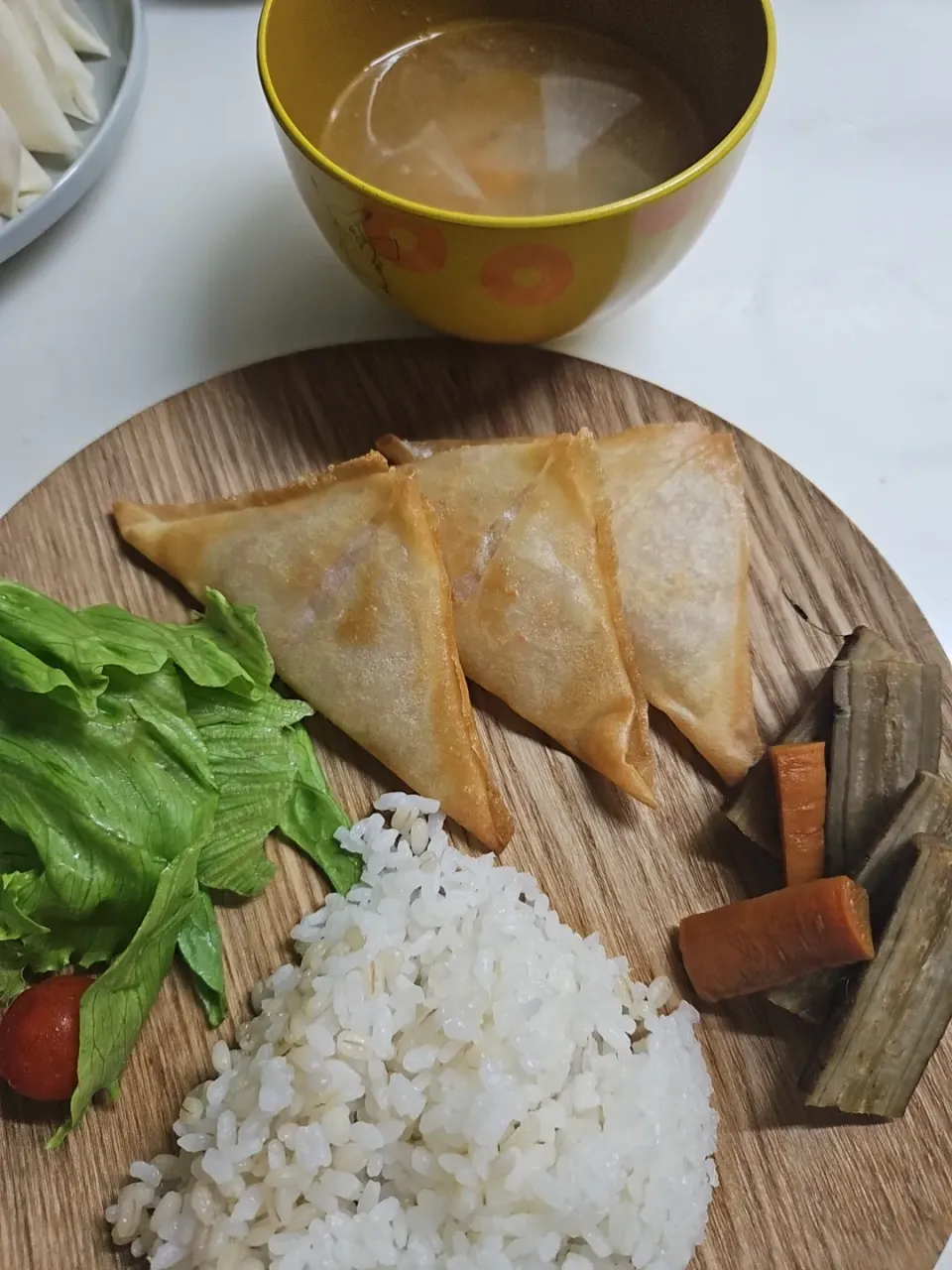 ☆夕飯☆海老春巻き、牛蒡煮、サラダ、ごはん、味噌汁|ｼｮｺﾗさん