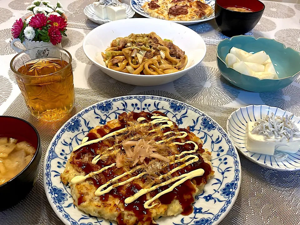 お好み焼き　焼きうどん　しらすのせ冷奴　大根のお味噌汁　秋栄梨|blue_bird07さん