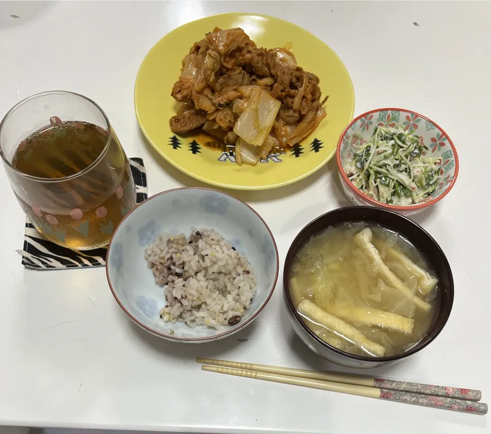 晩御飯。今日はおかず２品しか準備出来んかった(´༎ຶོρ༎ຶོ`)☆豚キムチ☆サラダ（貝割れ大根・カニカマ・からしマヨ）☆雑穀米☆みそ汁（キャベツ・しめじ・揚げ）|Saharaさん