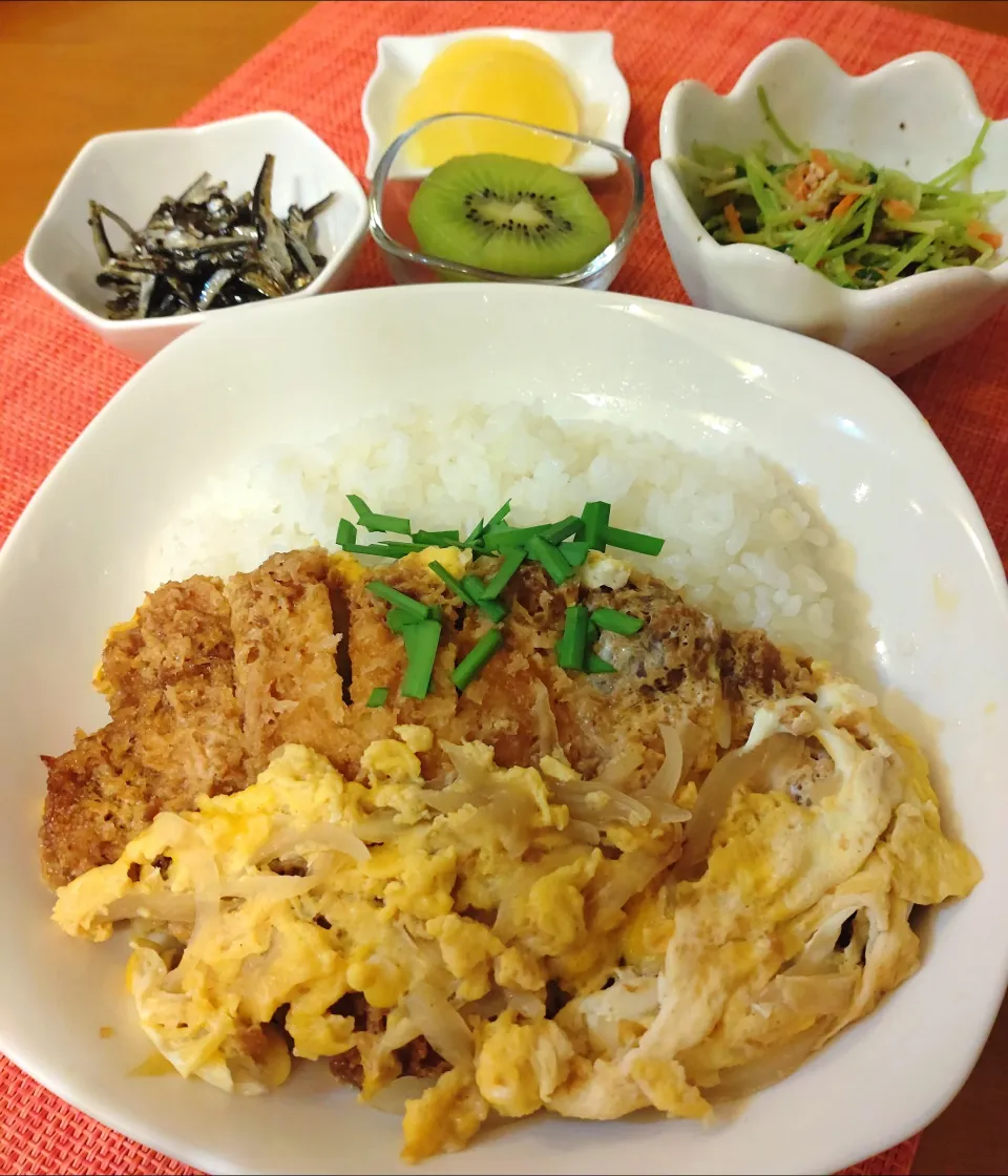 カツとじ丼　豆苗ごま和え　田作り　たくあん　キーウィの晩ごはん|chikakoさん