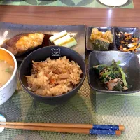 Snapdishの料理写真:ブリの照り焼きと副菜3品|カフィさん