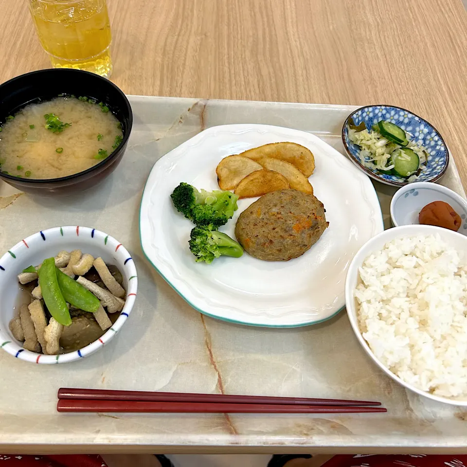 Snapdishの料理写真:寮の朝食😋チキンバーグ|すかラインさん