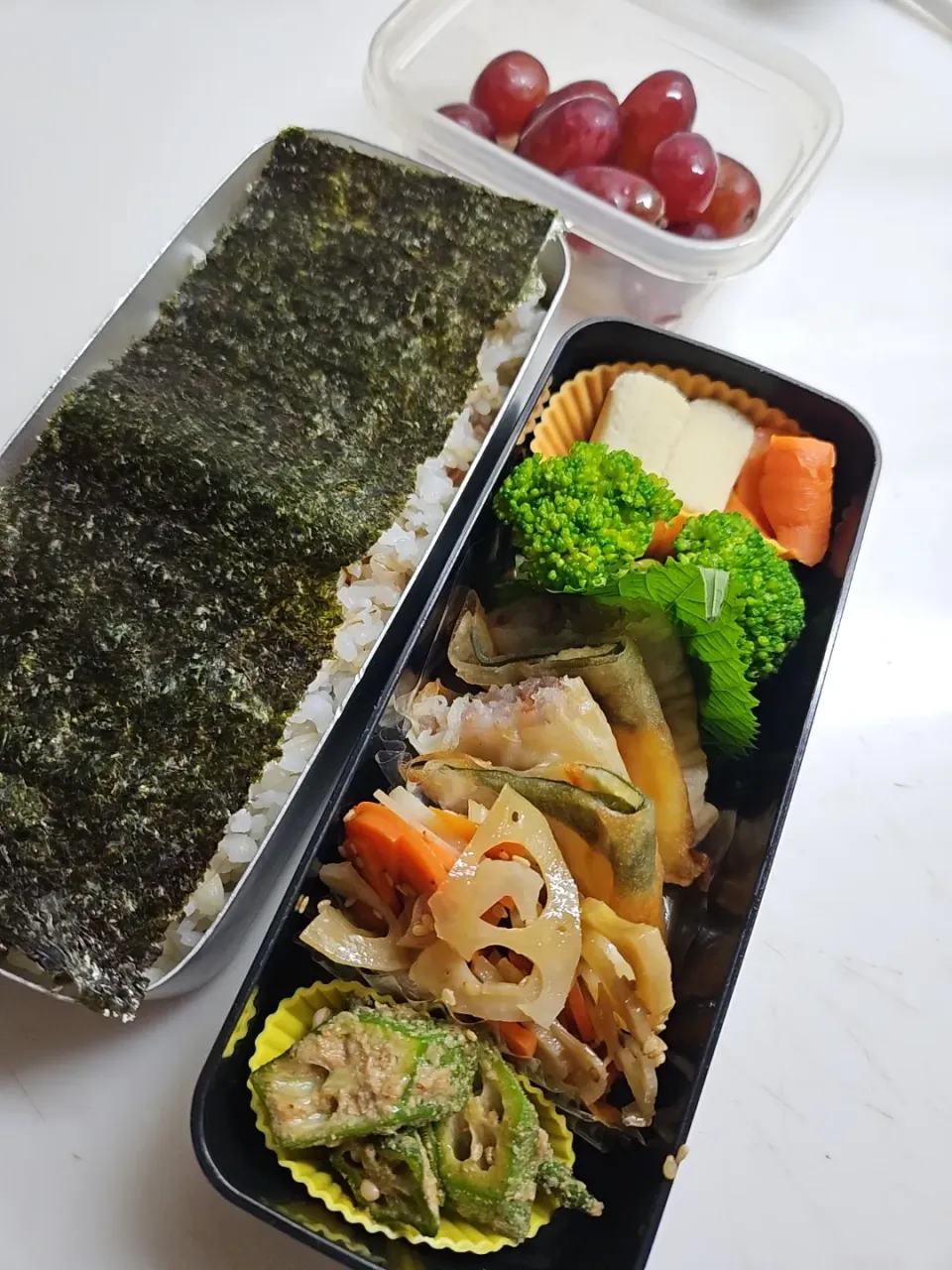 Snapdishの料理写真:☆高校生弁当☆オカカ海苔ごはん、高野豆腐、ブロッコリー、海老春巻き、チーズシソ春巻き、蓮金平、オクラ胡麻和え、ブドウ|ｼｮｺﾗさん