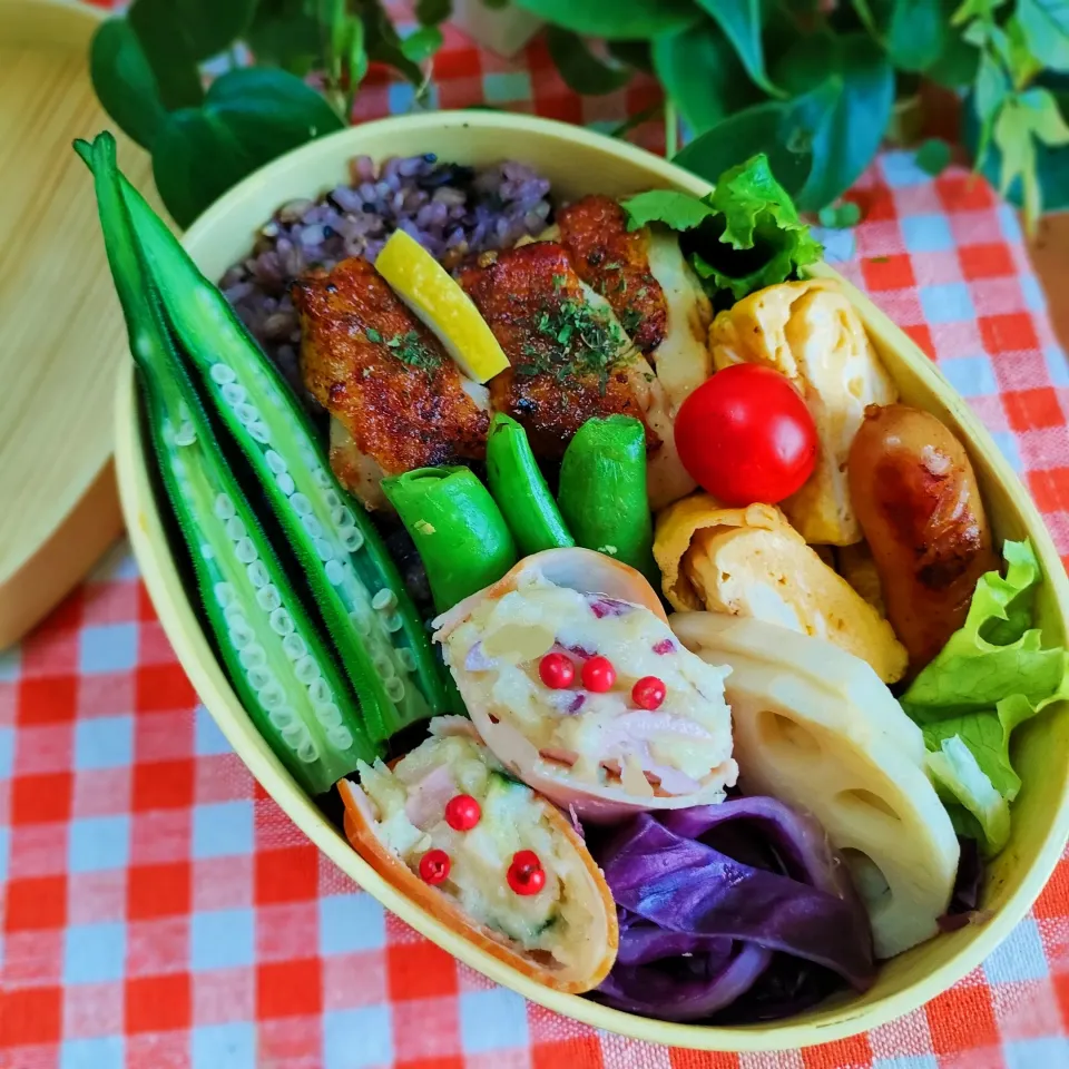 Snapdishの料理写真:今日のわっぱご飯

鶏のカレー味焼き弁当
　だし巻き玉子
　ポテトサラダ
　シャウエッセン

美味しくできました✨|ふかふかごはんさん