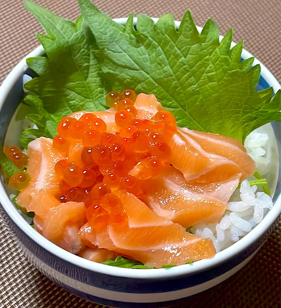 サーモンとイクラの親子丼|hiroyoさん