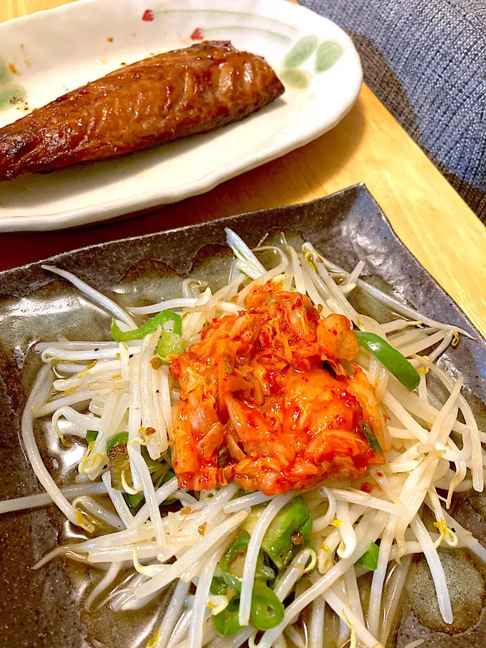 モヤシとピーマン炒めてキムチ載せたのと鯖みりん焼き💛ｵﾂｶﾚｻﾏ━ﾟ+｡:.ﾟ(*´艸 ｀*)ﾟ.:｡+ﾟ━ｯ♪|さくたえさん