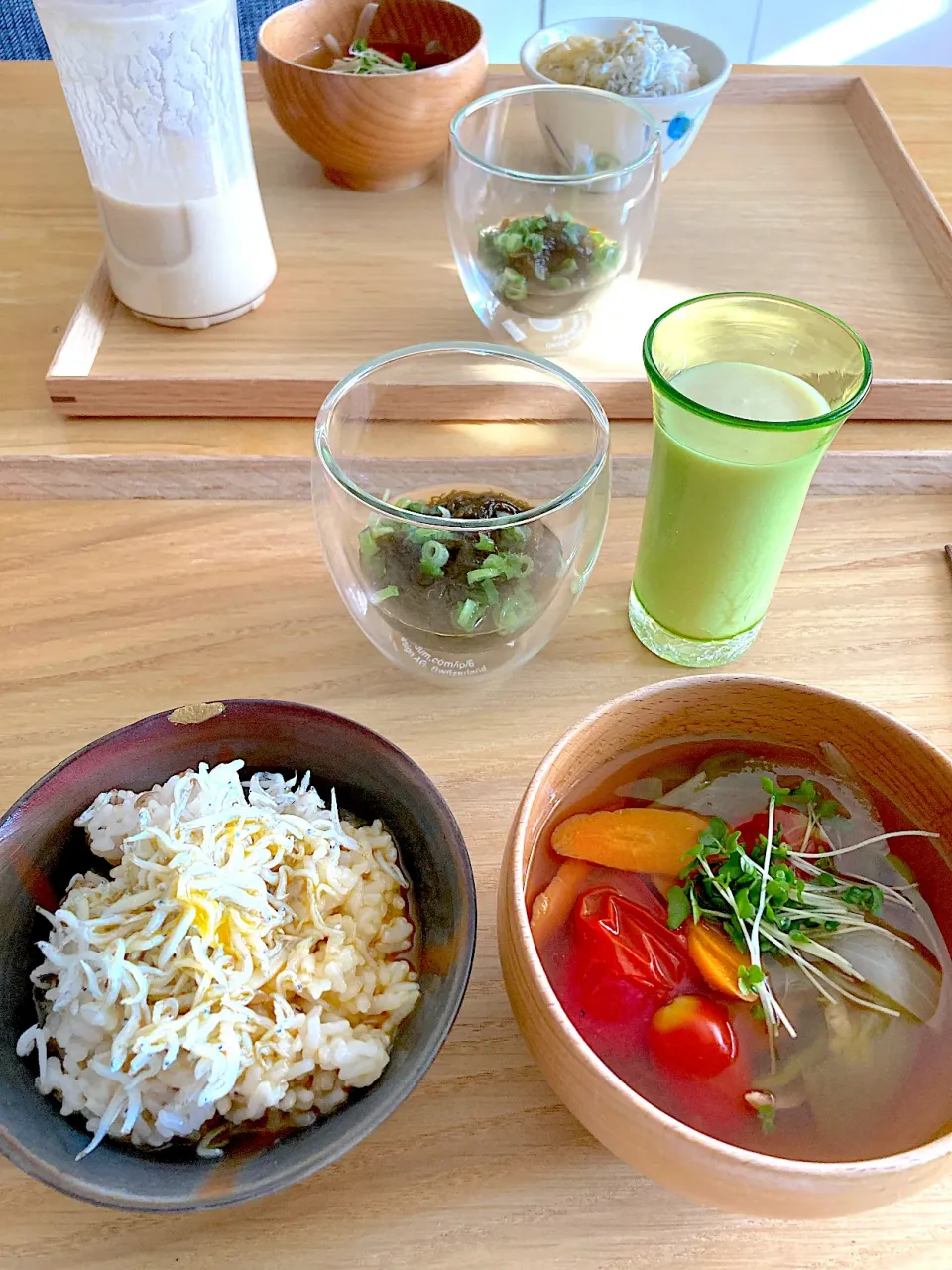 シンプル朝ごはん💚夏野菜と根菜の熟甘お味噌汁と卵かけご飯(しらす)、沖縄もずく、豆乳グリーンスムージ|さくたえさん