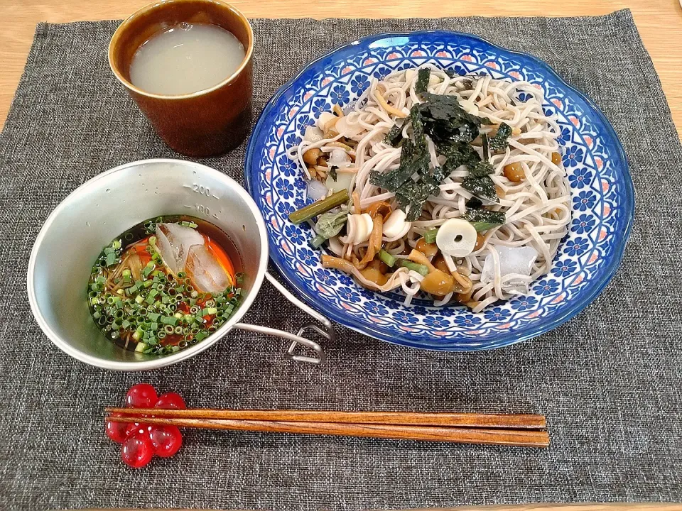 自分の朝兼昼ごはん☺️山菜なめこ十割蕎麦|みりさん