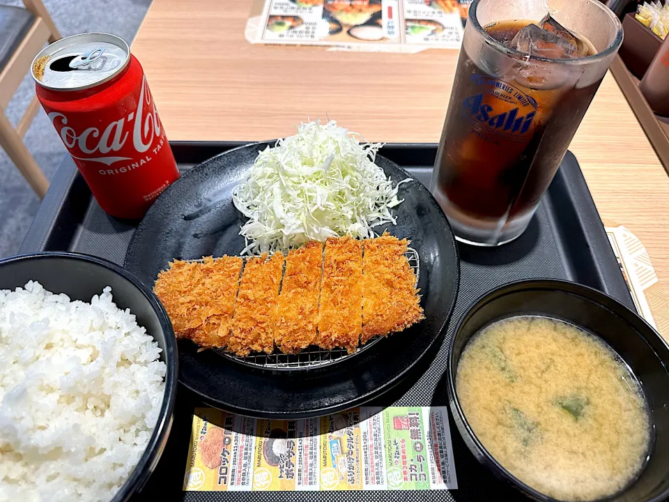 ロースかつ定食ごはん大盛りにサービスコーラ|マハロ菊池さん