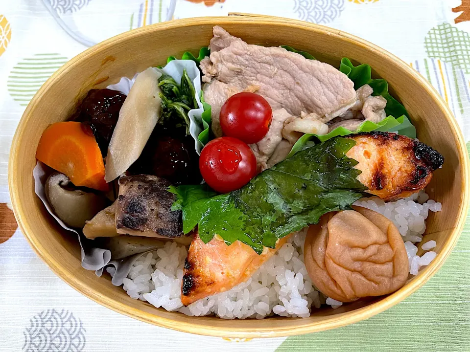 焼鮭、豚肉生姜焼、煮物、肉団子🍱|なお🅿️さん