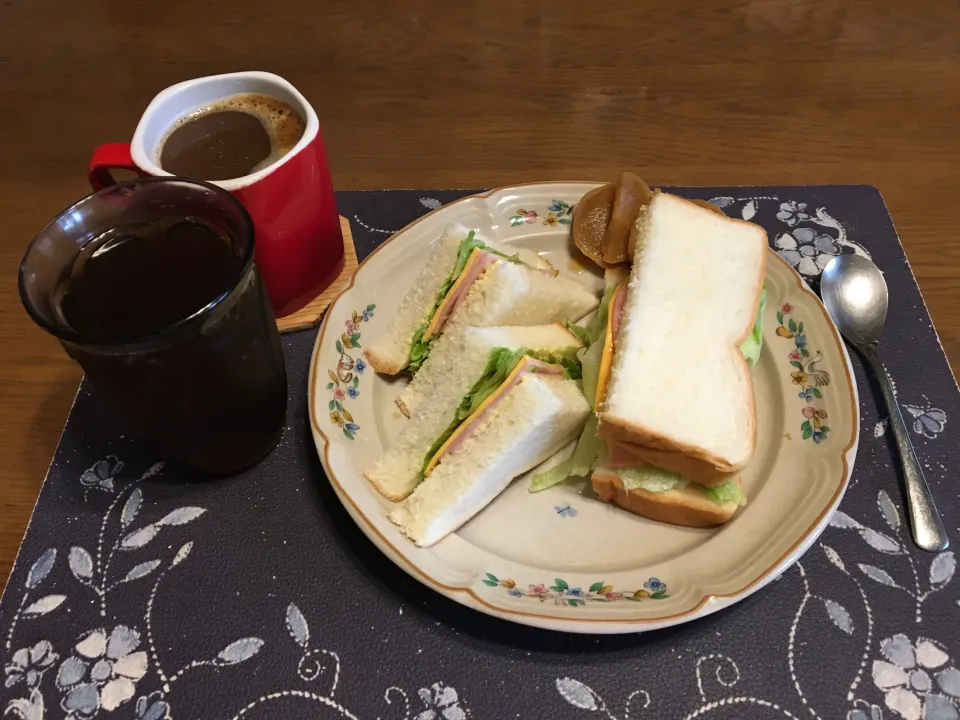 サンドイッチ、沢庵、ホットコーヒー、水出しアールグレイティー(昼飯)|enarinさん