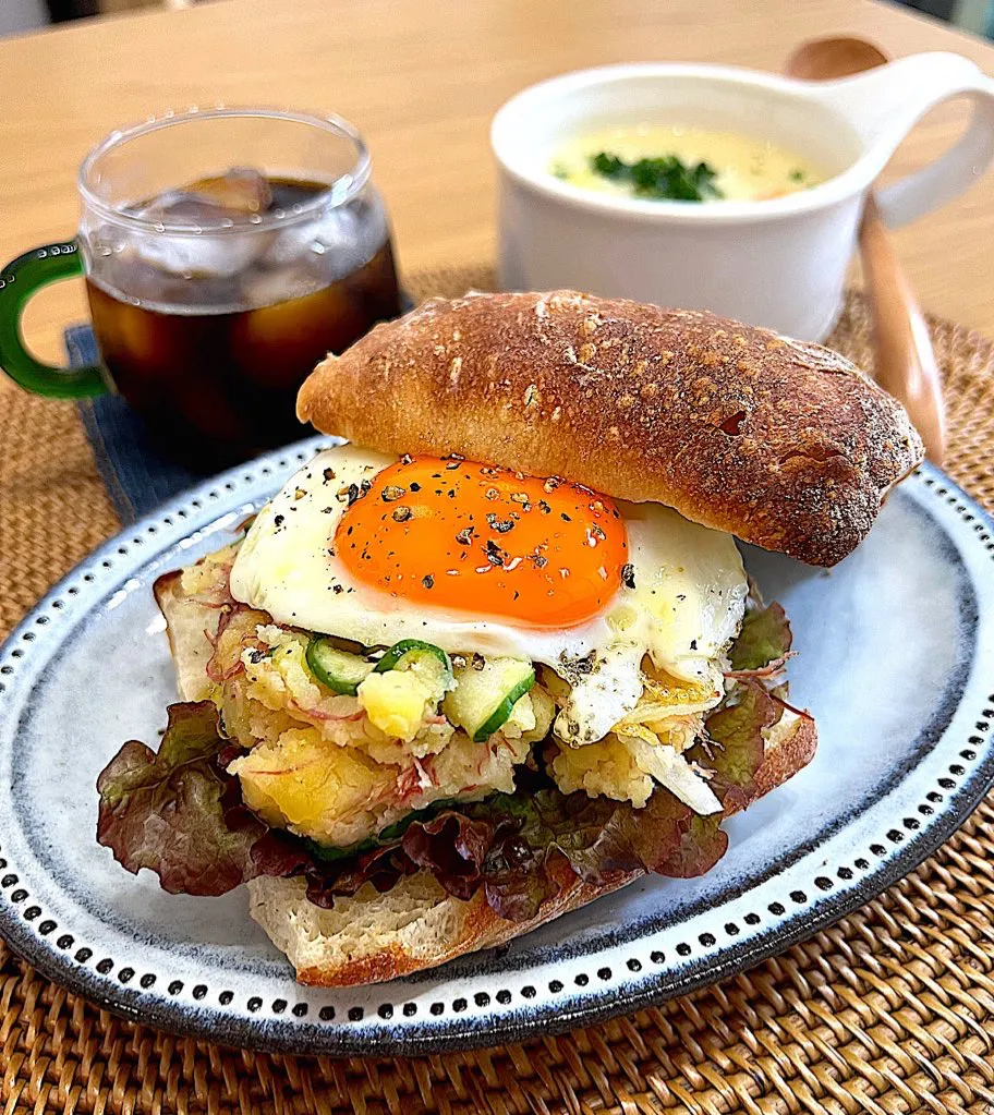 ポテトサラダと目玉焼きのサンド|ラゴさん。さん