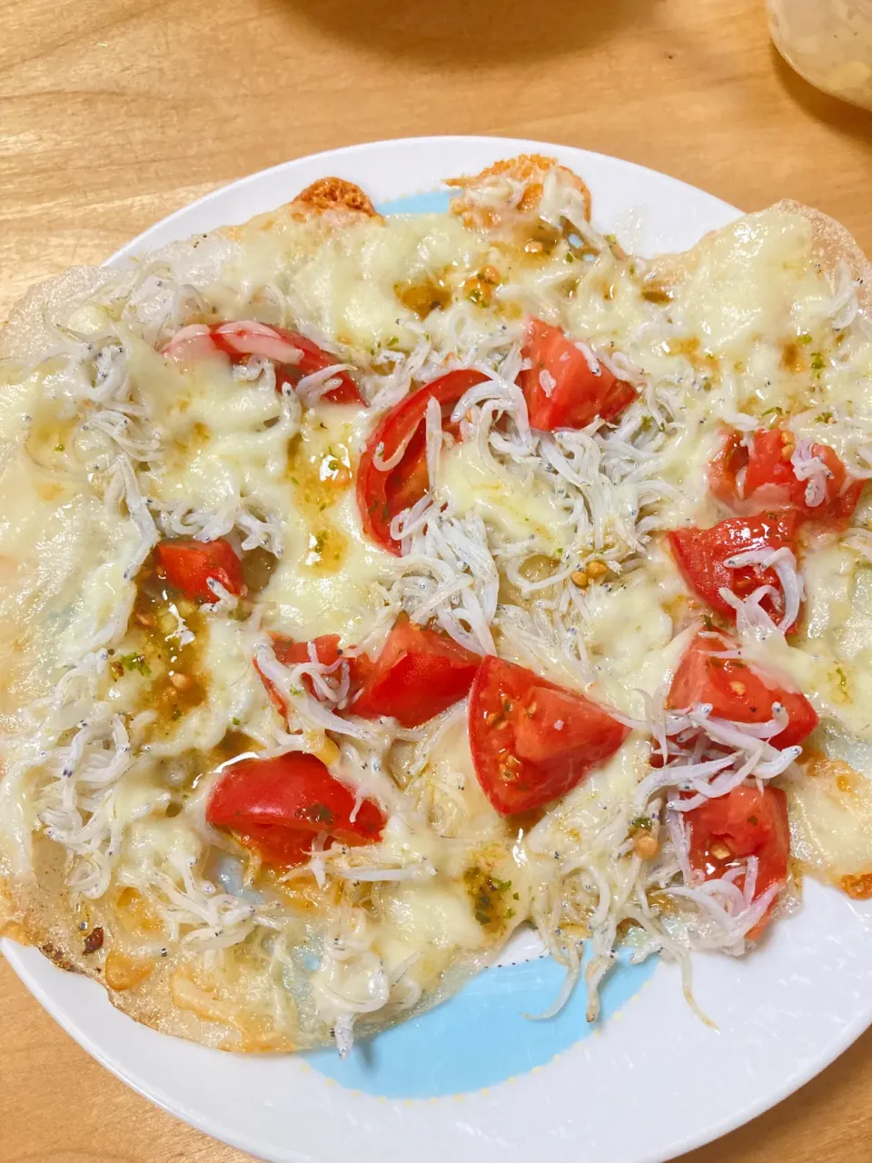 Snapdishの料理写真:ライスペーパーでしらすトマトピザ🍕|CHIZUさん