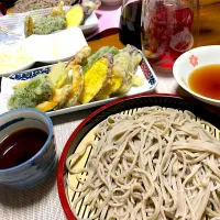 Snapdishの料理写真:手打ち蕎麦と野菜天ぷらの盛り合わせ|cerezoさん