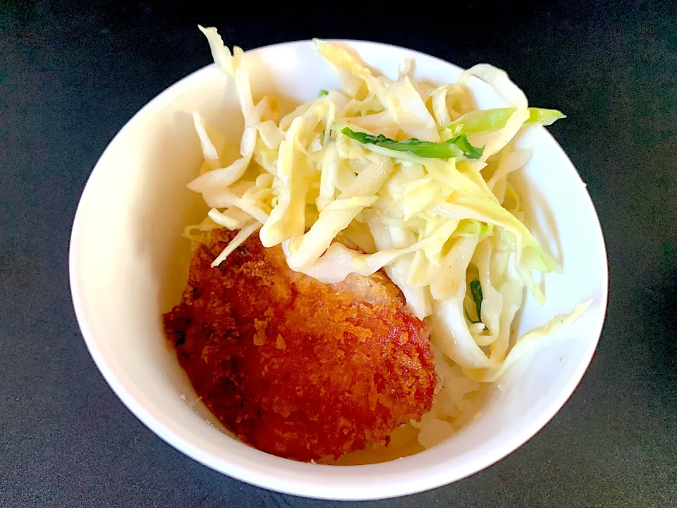 モモハムで簡単！カツ丼　キャベツのつぶみそマヨ和えを添えて|そらまめさん